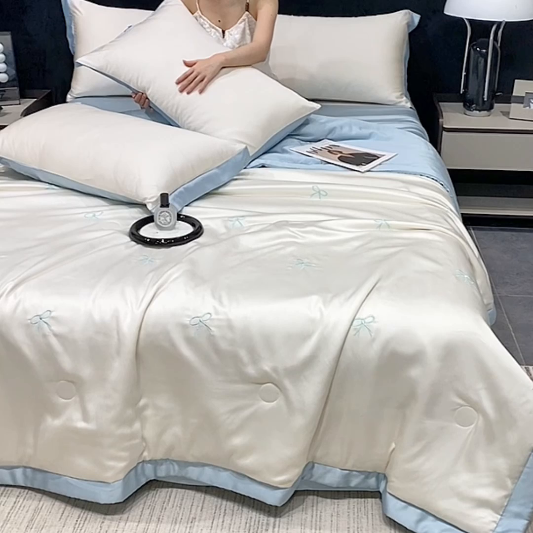 91家纺网 家纺一手货源 找家纺 益多眠 2026新款水洗真丝刺绣夏被夏凉被空调被四件套 蝴蝶结奶白兰