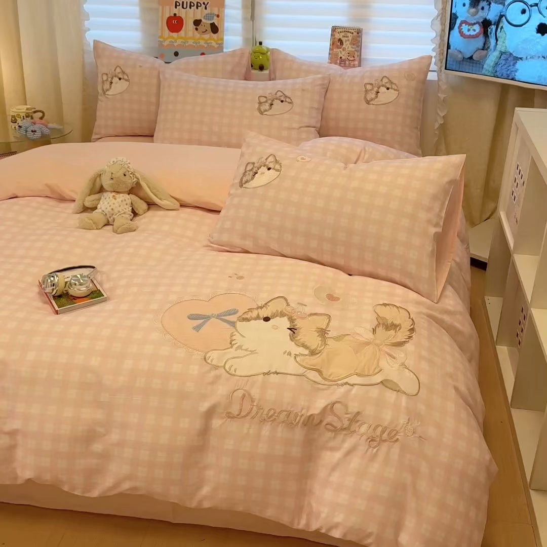 91家纺网 家纺一手货源 找家纺 懒猫家纺 2026新款A类高精密40支13374全棉纯棉喷气印花贴布绣四件套  【带礼盒】 甜心喵酱