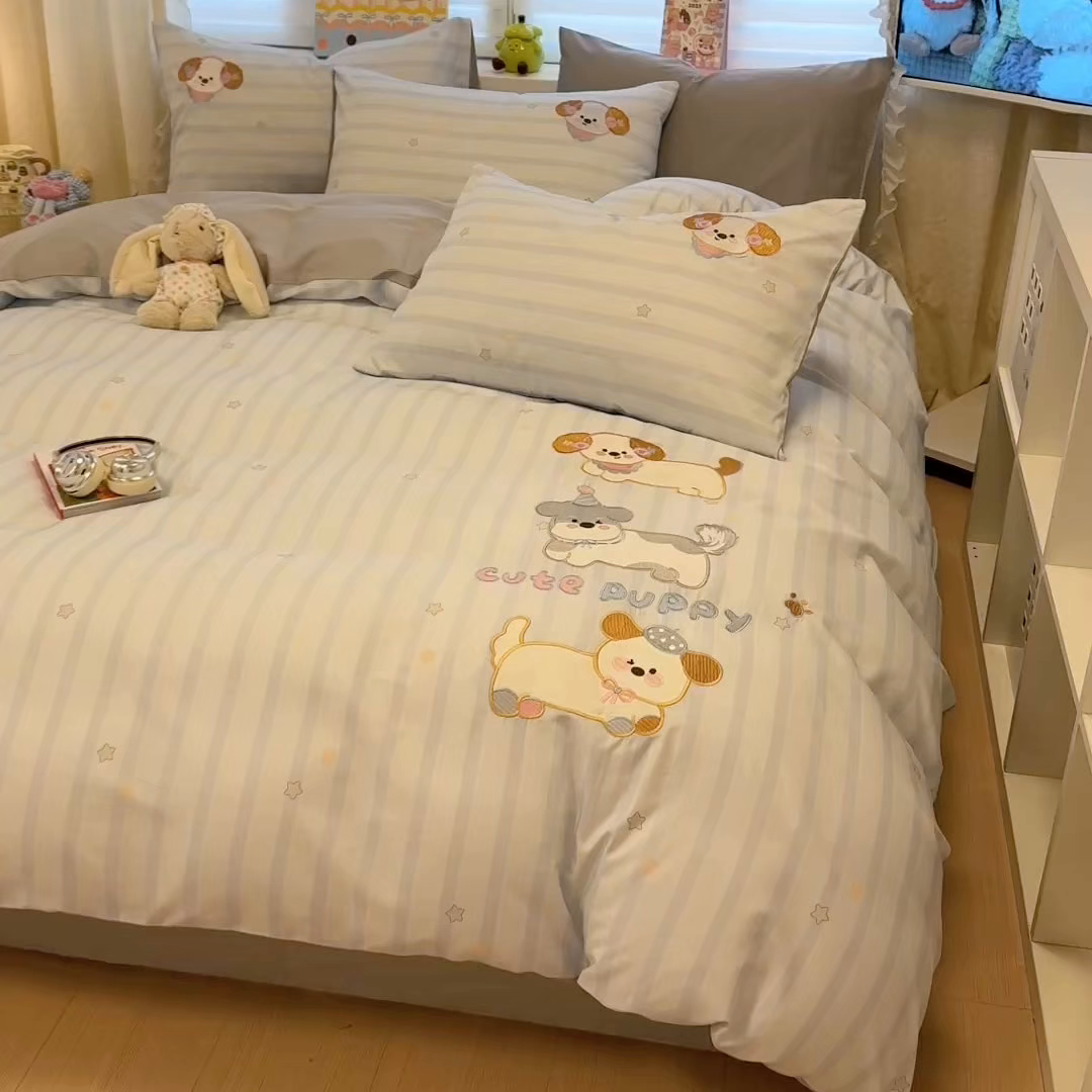 91家纺网 家纺一手货源 找家纺 懒猫家纺 2026新款A类高精密40支13374全棉纯棉喷气印花贴布绣四件套  【带礼盒】 条纹修狗