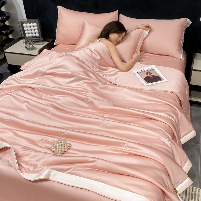 91家纺网 家纺一手货源 找家纺 益多眠 2026新款水洗真丝刺绣夏被夏凉被空调被四件套 蝴蝶结奶油粉