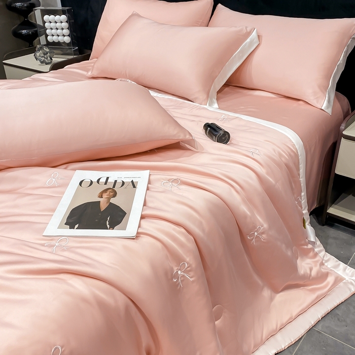 91家纺网 家纺一手货源 找家纺 益多眠 2026新款水洗真丝刺绣夏被夏凉被空调被四件套 蝴蝶结奶油粉