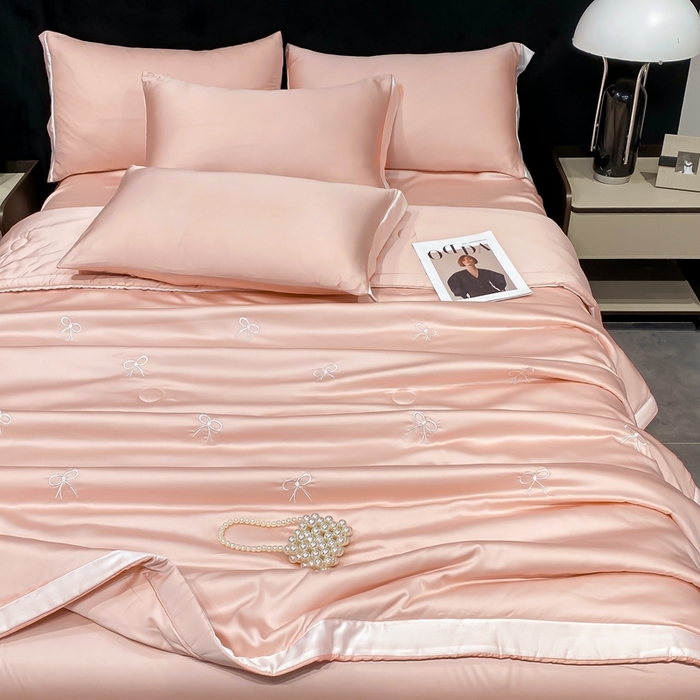 91家纺网 家纺一手货源 找家纺 益多眠 2026新款水洗真丝刺绣夏被夏凉被空调被四件套 蝴蝶结奶油粉