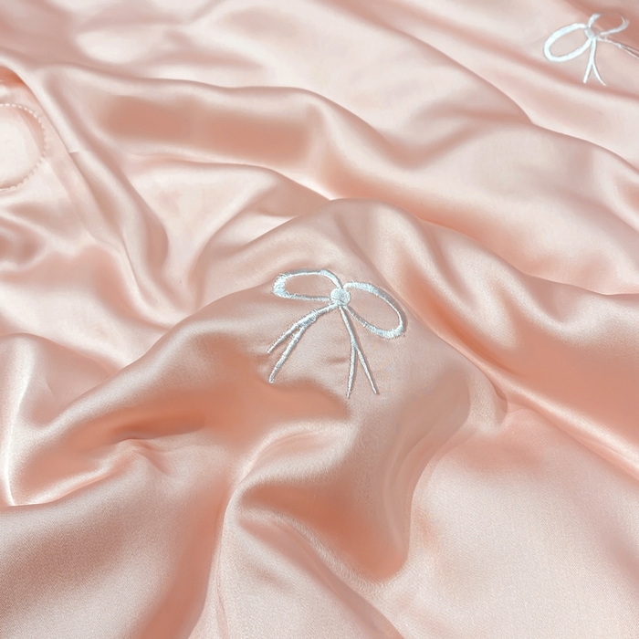 91家纺网 家纺一手货源 找家纺 益多眠 2026新款水洗真丝刺绣夏被夏凉被空调被四件套 蝴蝶结奶油粉