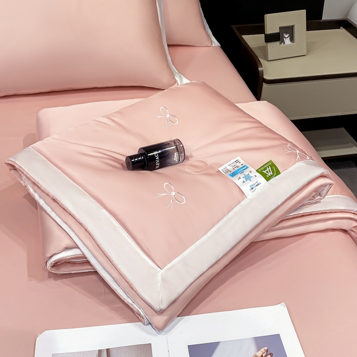 91家纺网 家纺一手货源 找家纺 益多眠 2026新款水洗真丝刺绣夏被夏凉被空调被四件套 蝴蝶结奶油粉