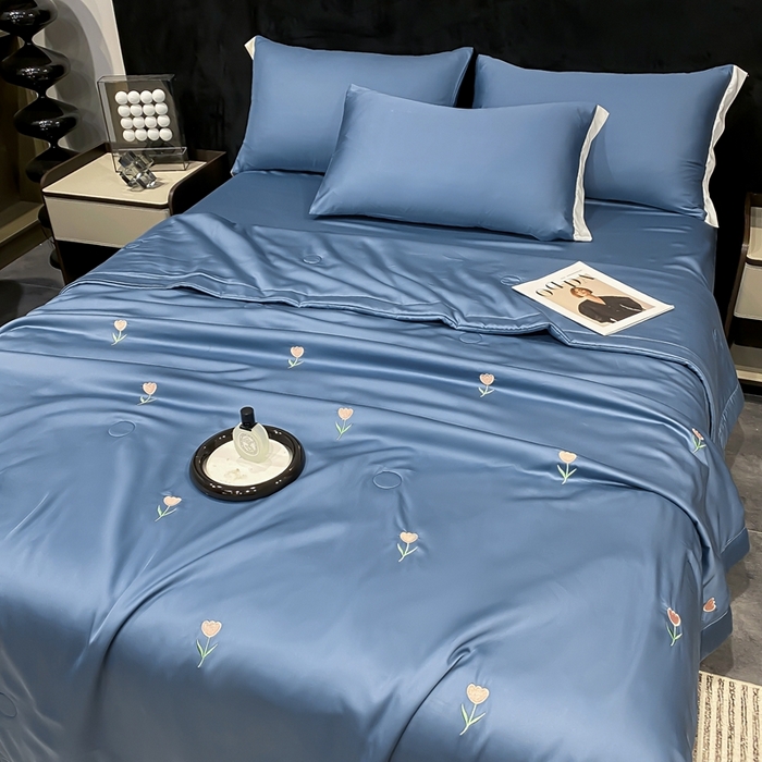 91家纺网 家纺一手货源 找家纺 益多眠 2026新款水洗真丝刺绣夏被夏凉被空调被四件套 花朵宾利蓝