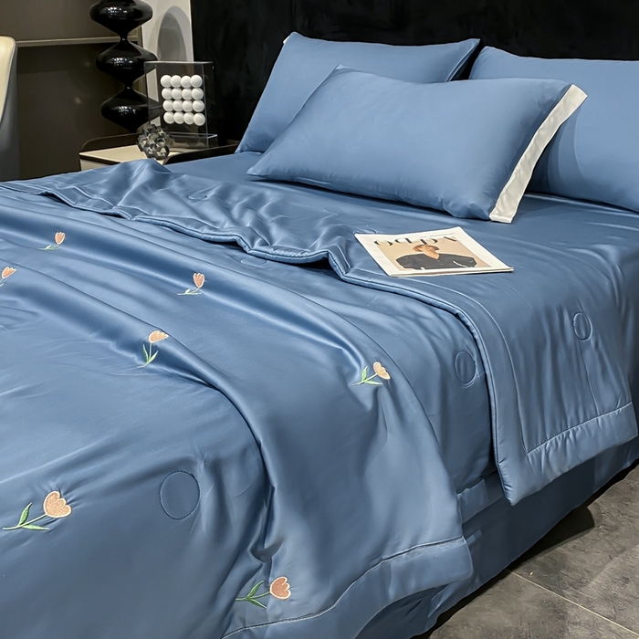 91家纺网 家纺一手货源 找家纺 益多眠 2026新款水洗真丝刺绣夏被夏凉被空调被四件套 花朵宾利蓝