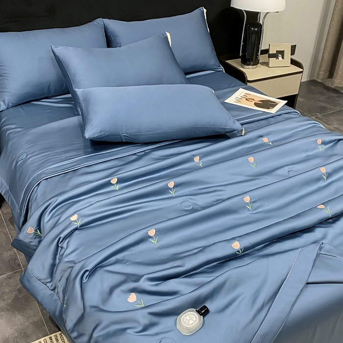 91家纺网 家纺一手货源 找家纺 益多眠 2026新款水洗真丝刺绣夏被夏凉被空调被四件套 花朵宾利蓝