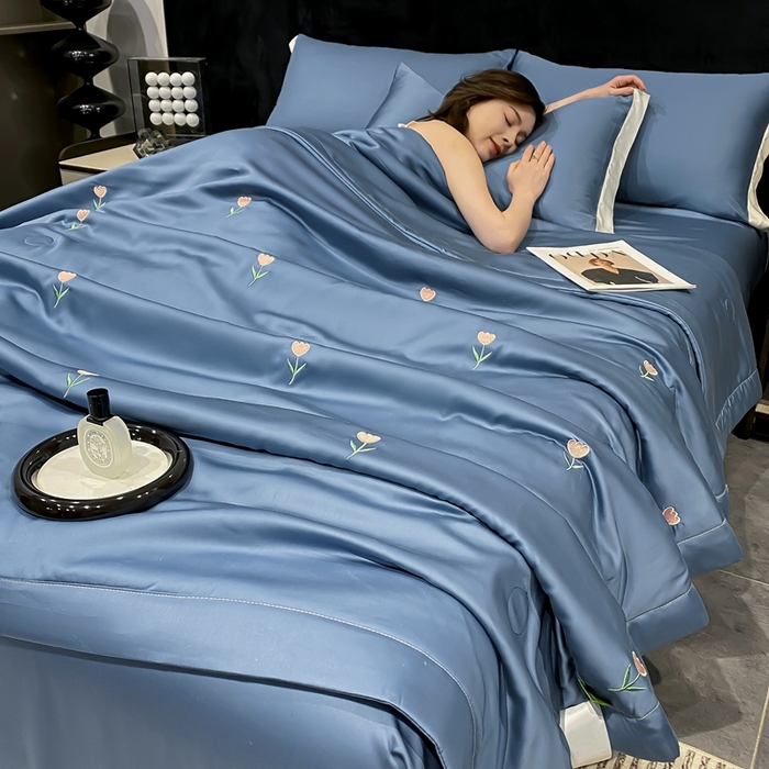 91家纺网 家纺一手货源 找家纺 益多眠 2026新款水洗真丝刺绣夏被夏凉被空调被四件套 花朵宾利蓝