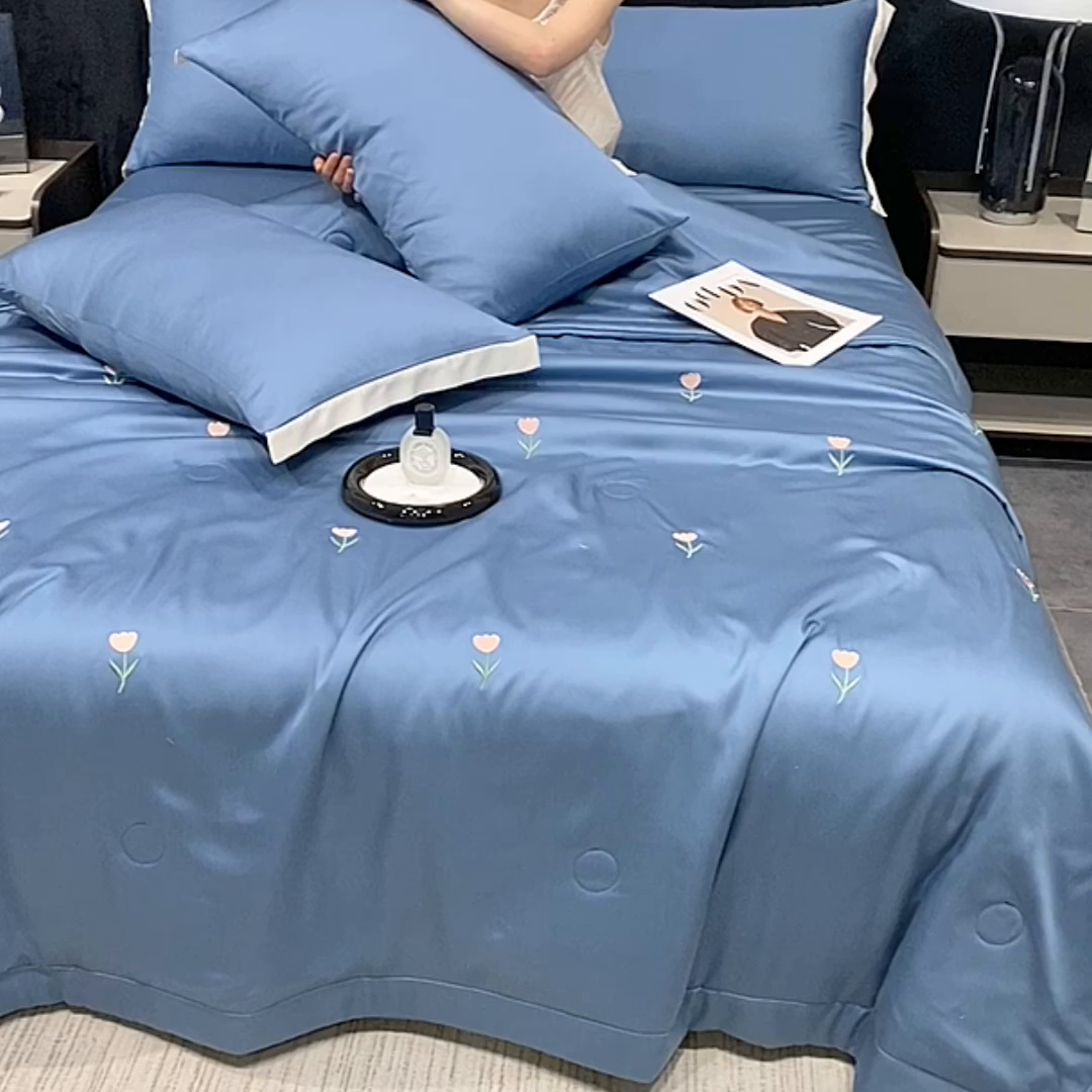 91家纺网 家纺一手货源 找家纺 益多眠 2026新款水洗真丝刺绣夏被夏凉被空调被四件套 花朵宾利蓝