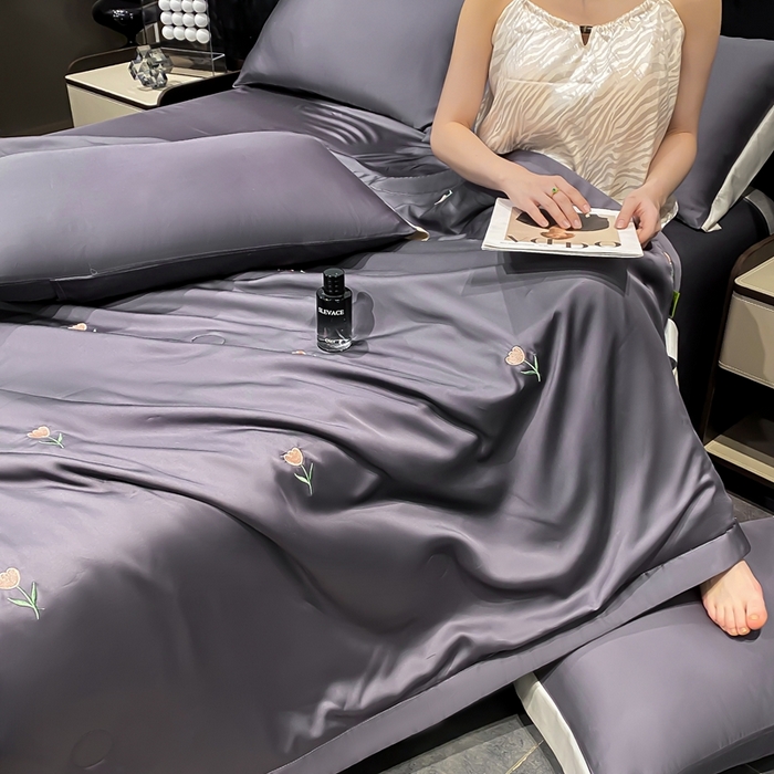 91家纺网 家纺一手货源 找家纺 益多眠 2026新款水洗真丝刺绣夏被夏凉被空调被四件套 花朵高级灰