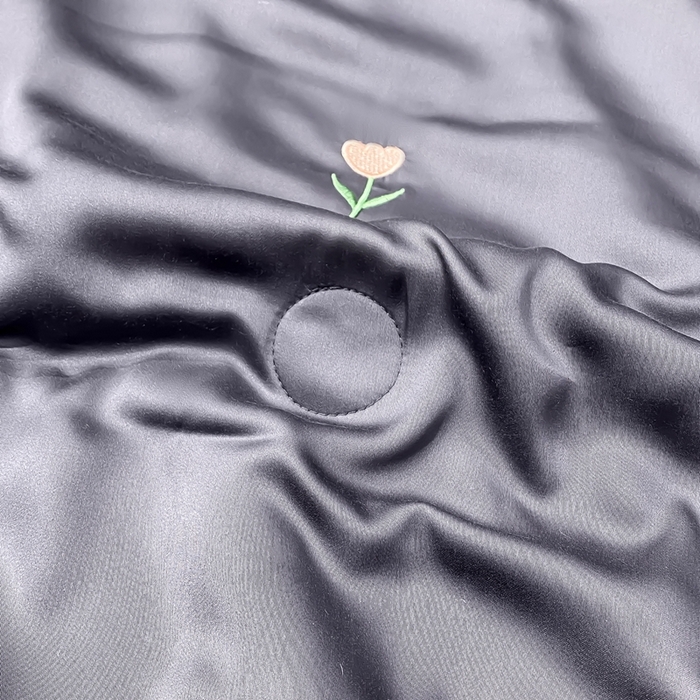 91家纺网 家纺一手货源 找家纺 益多眠 2026新款水洗真丝刺绣夏被夏凉被空调被四件套 花朵高级灰