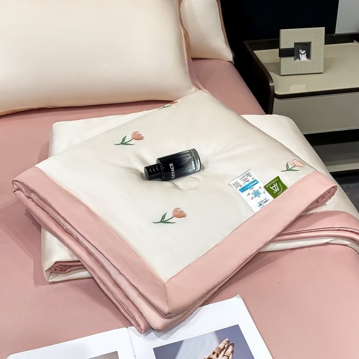 91家纺网 家纺一手货源 找家纺 益多眠 2026新款水洗真丝刺绣夏被夏凉被空调被四件套 花朵奶白粉