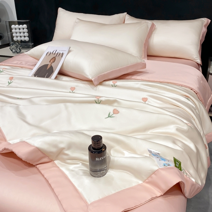 91家纺网 家纺一手货源 找家纺 益多眠 2026新款水洗真丝刺绣夏被夏凉被空调被四件套 花朵奶白粉