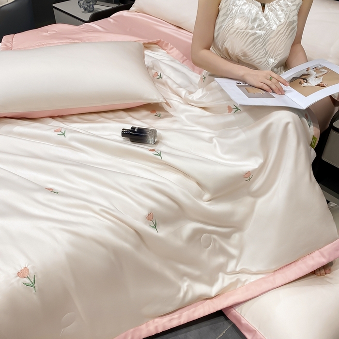 91家纺网 家纺一手货源 找家纺 益多眠 2026新款水洗真丝刺绣夏被夏凉被空调被四件套 花朵奶白粉