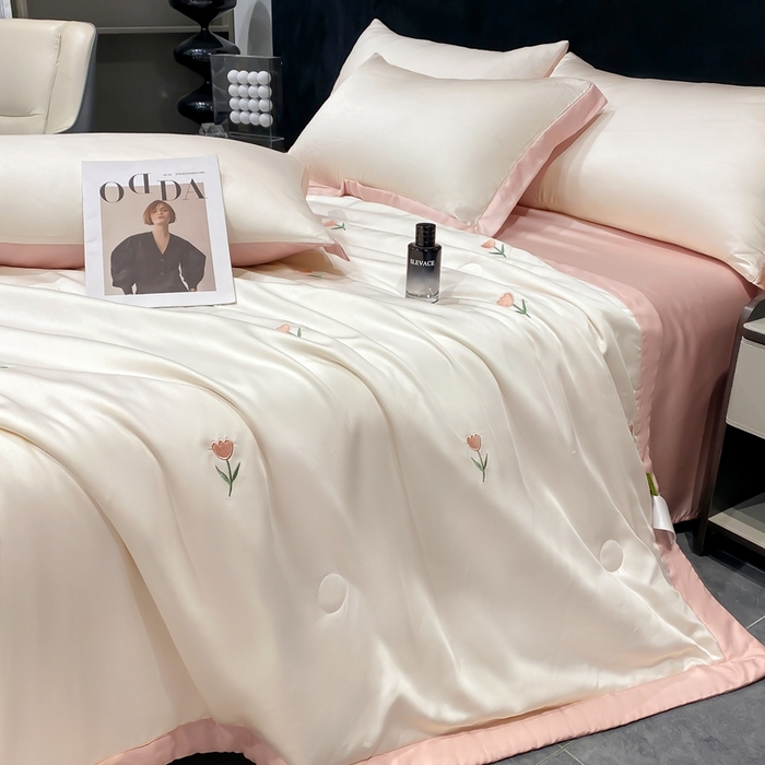 91家纺网 家纺一手货源 找家纺 益多眠 2026新款水洗真丝刺绣夏被夏凉被空调被四件套 花朵奶白粉