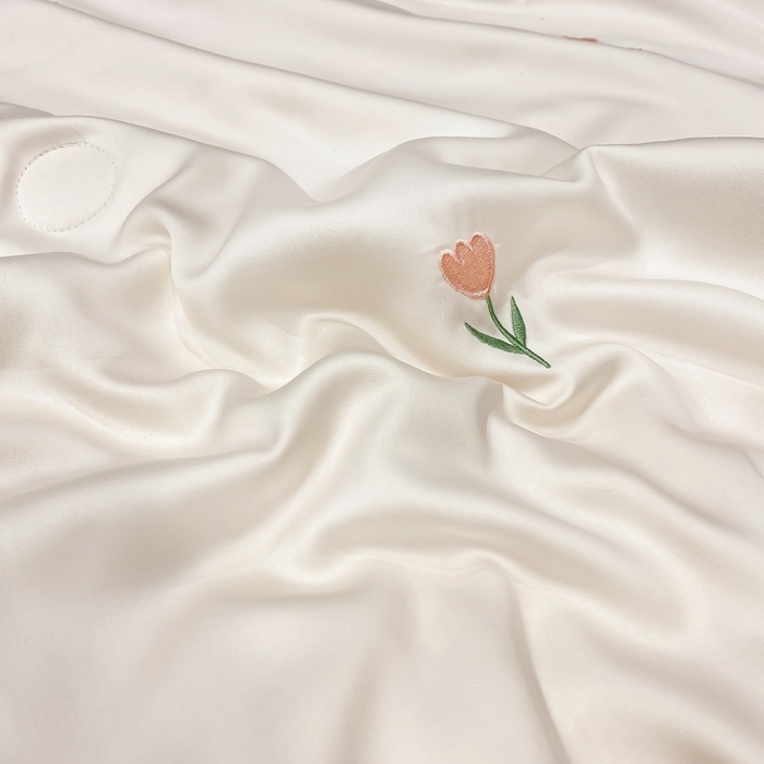 91家纺网 家纺一手货源 找家纺 益多眠 2026新款水洗真丝刺绣夏被夏凉被空调被四件套 花朵奶白粉