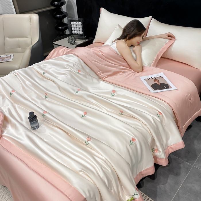 91家纺网 家纺一手货源 找家纺 益多眠 2026新款水洗真丝刺绣夏被夏凉被空调被四件套 花朵奶白粉