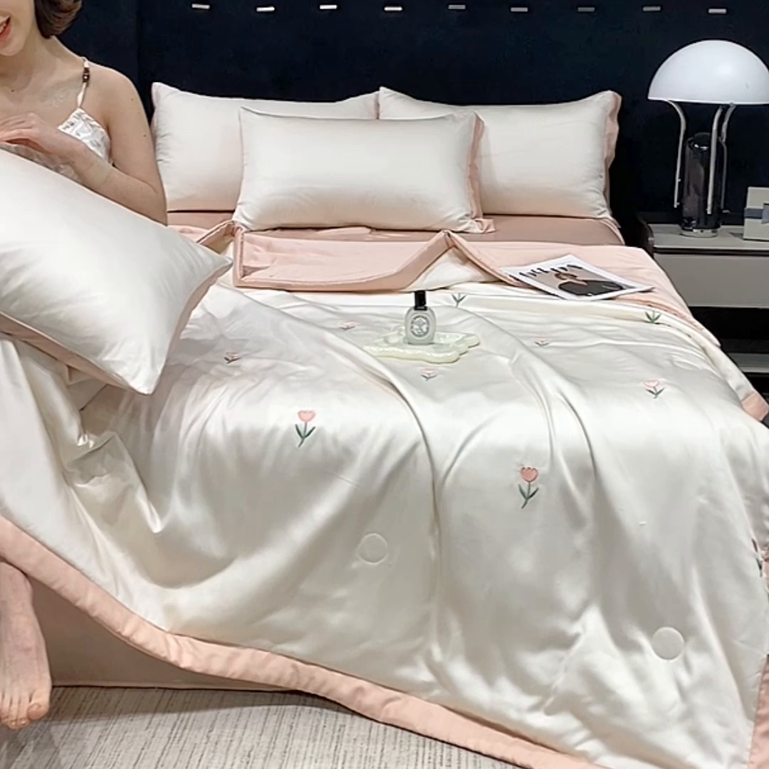 91家纺网 家纺一手货源 找家纺 益多眠 2026新款水洗真丝刺绣夏被夏凉被空调被四件套 花朵奶白粉
