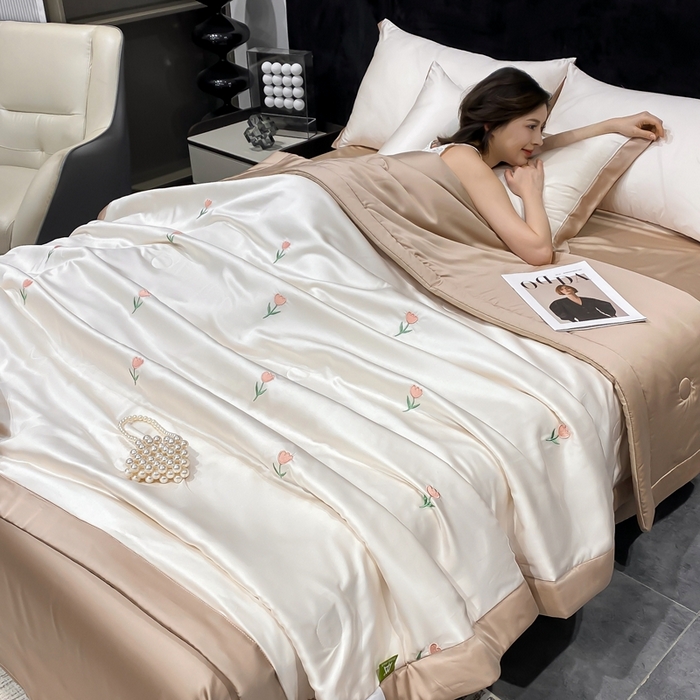 91家纺网 家纺一手货源 找家纺 益多眠 2026新款水洗真丝刺绣夏被夏凉被空调被四件套 花朵奶白咖