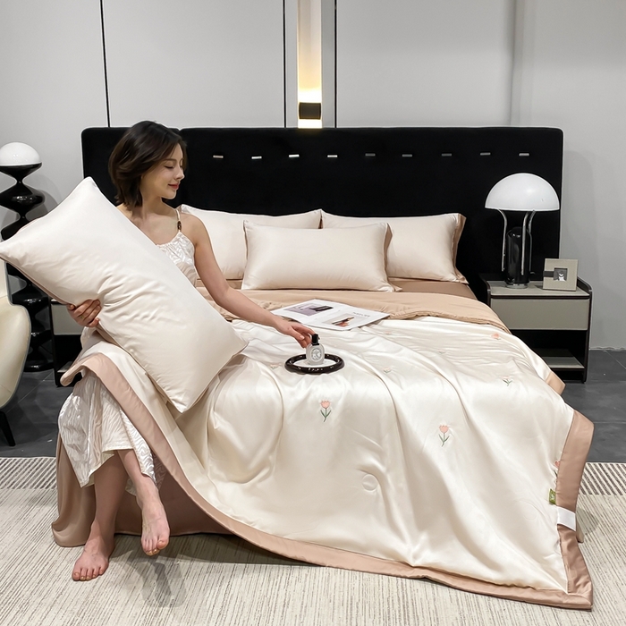 91家纺网 家纺一手货源 找家纺 益多眠 2026新款水洗真丝刺绣夏被夏凉被空调被四件套 花朵奶白咖