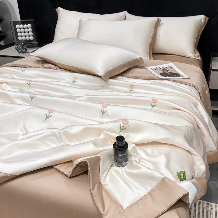91家纺网 家纺一手货源 找家纺 益多眠 2026新款水洗真丝刺绣夏被夏凉被空调被四件套 花朵奶白咖