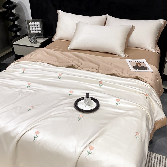 91家纺网 家纺一手货源 找家纺 益多眠 2026新款水洗真丝刺绣夏被夏凉被空调被四件套 花朵奶白咖