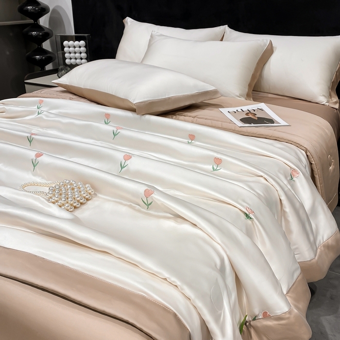 91家纺网 家纺一手货源 找家纺 益多眠 2026新款水洗真丝刺绣夏被夏凉被空调被四件套 花朵奶白咖