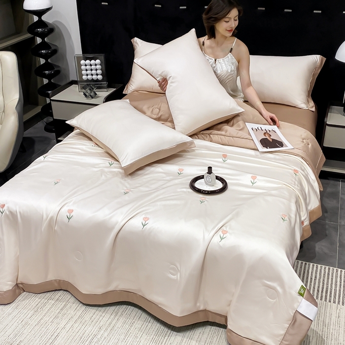 91家纺网 家纺一手货源 找家纺 益多眠 2026新款水洗真丝刺绣夏被夏凉被空调被四件套 花朵奶白咖