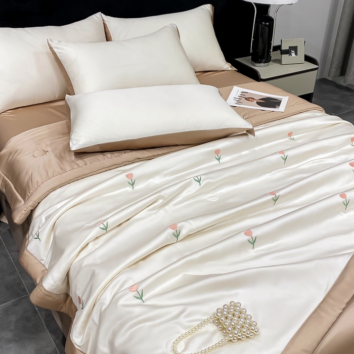 91家纺网 家纺一手货源 找家纺 益多眠 2026新款水洗真丝刺绣夏被夏凉被空调被四件套 花朵奶白咖