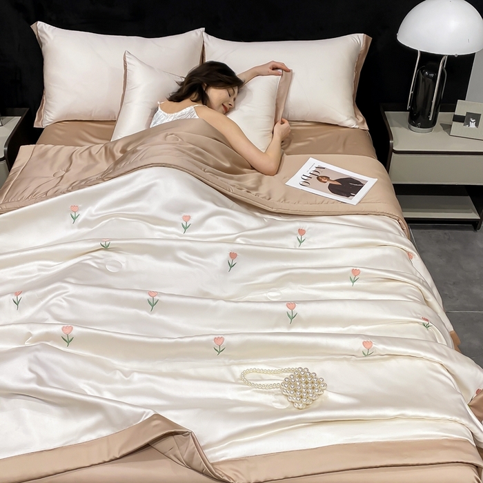 91家纺网 家纺一手货源 找家纺 益多眠 2026新款水洗真丝刺绣夏被夏凉被空调被四件套 花朵奶白咖