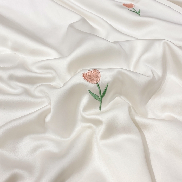 91家纺网 家纺一手货源 找家纺 益多眠 2026新款水洗真丝刺绣夏被夏凉被空调被四件套 花朵奶白兰