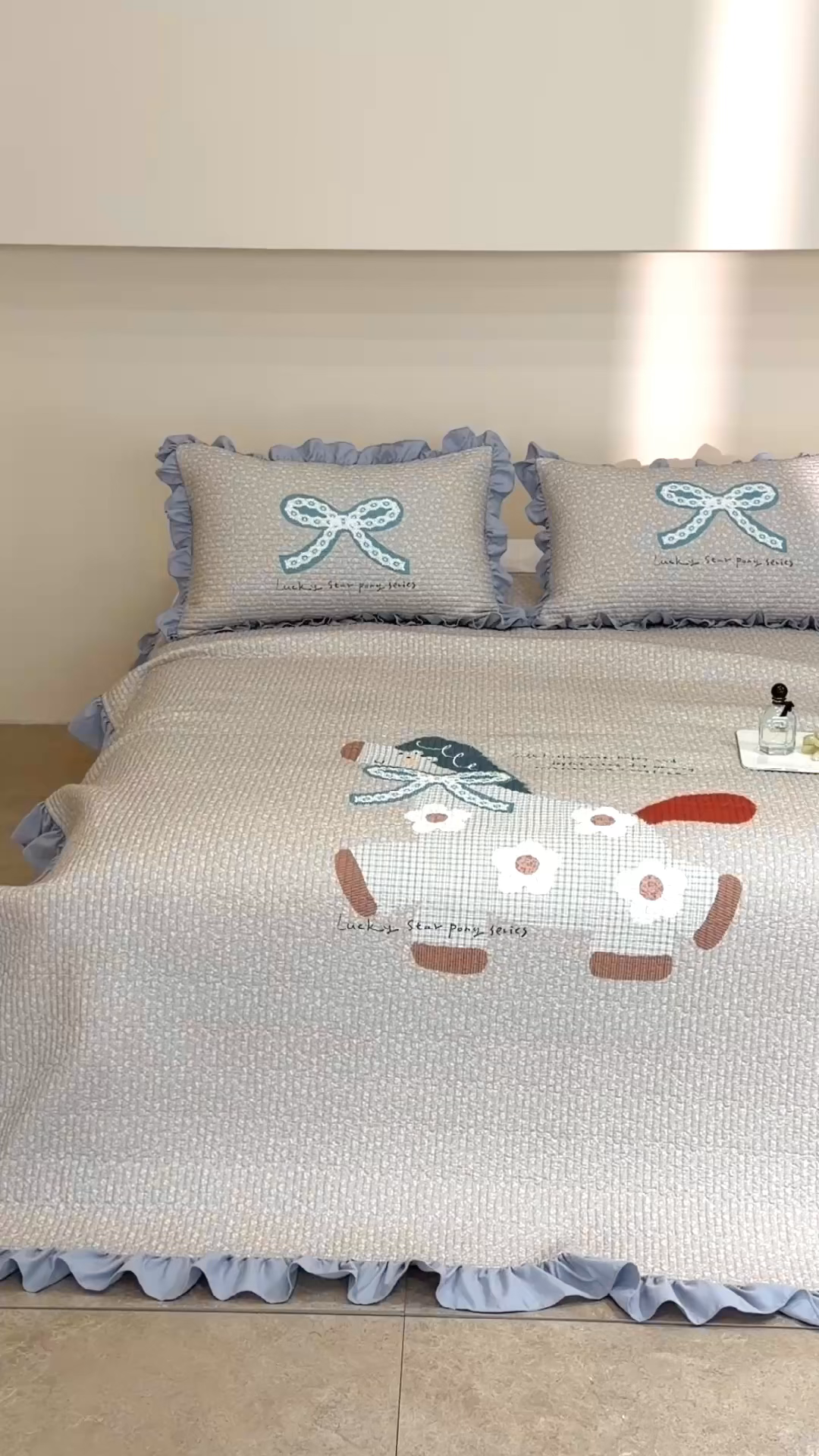 91家纺网 家纺一手货源 找家纺 立奥被业 2026新品古法水洗棉夏被仿棉大版床盖防棉大版夏被 小马蓝