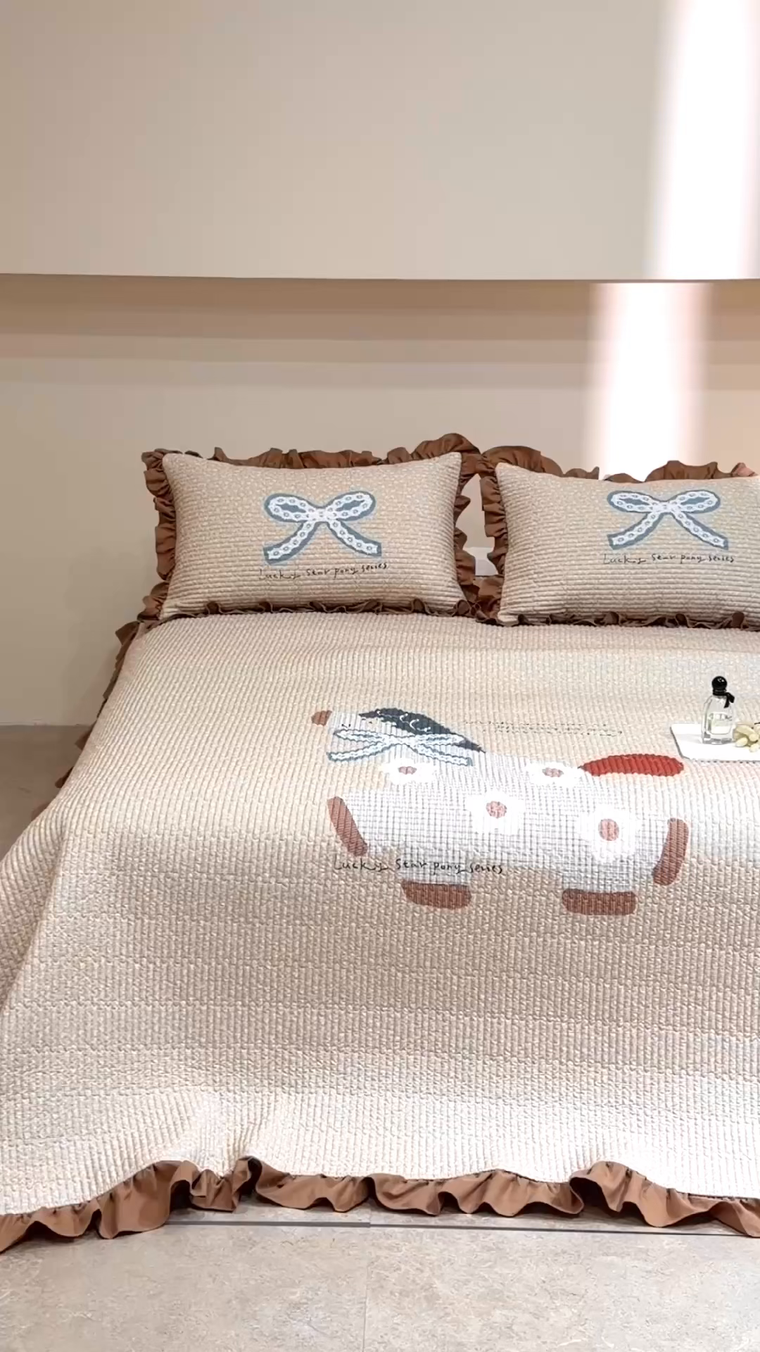 91家纺网 家纺一手货源 找家纺 立奥被业 2026新品古法水洗棉夏被仿棉大版床盖防棉大版夏被 小马咖