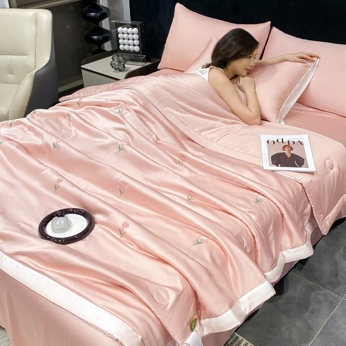 91家纺网 家纺一手货源 找家纺 益多眠 2026新款水洗真丝刺绣夏被夏凉被空调被四件套 花朵奶油粉