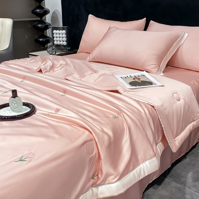 91家纺网 家纺一手货源 找家纺 益多眠 2026新款水洗真丝刺绣夏被夏凉被空调被四件套 花朵奶油粉