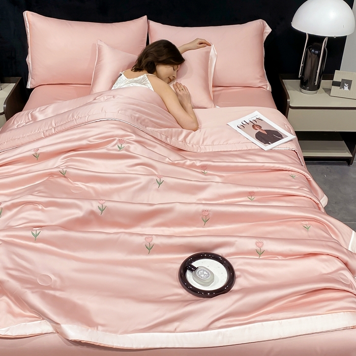 91家纺网 家纺一手货源 找家纺 益多眠 2026新款水洗真丝刺绣夏被夏凉被空调被四件套 花朵奶油粉