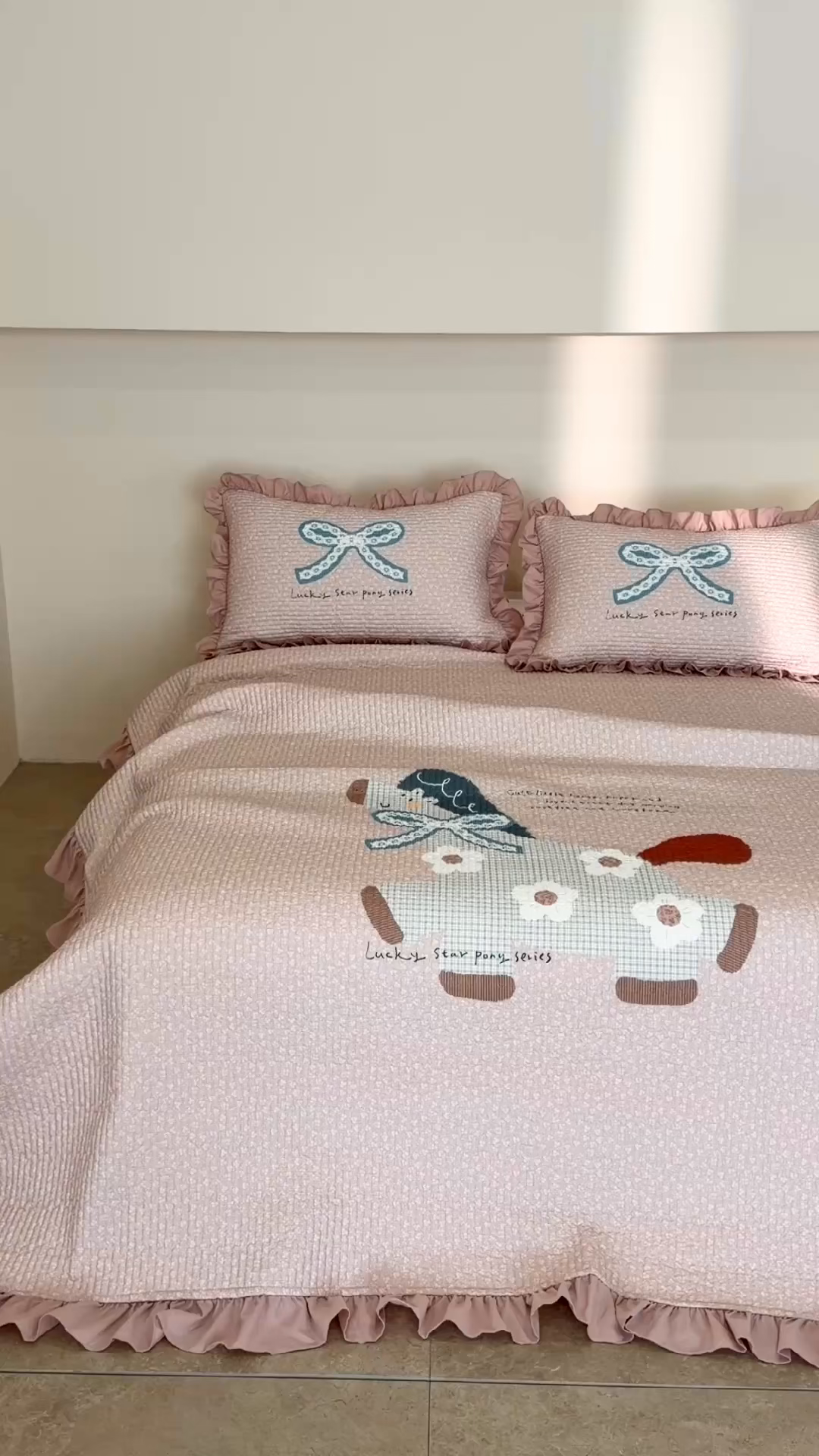 91家纺网 家纺一手货源 找家纺 立奥被业 2026新品古法水洗棉夏被仿棉大版床盖防棉大版夏被 小马粉