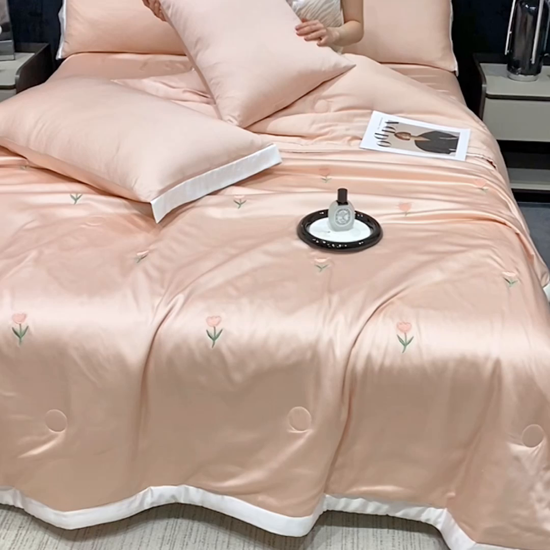 91家纺网 家纺一手货源 找家纺 益多眠 2026新款水洗真丝刺绣夏被夏凉被空调被四件套 花朵奶油粉