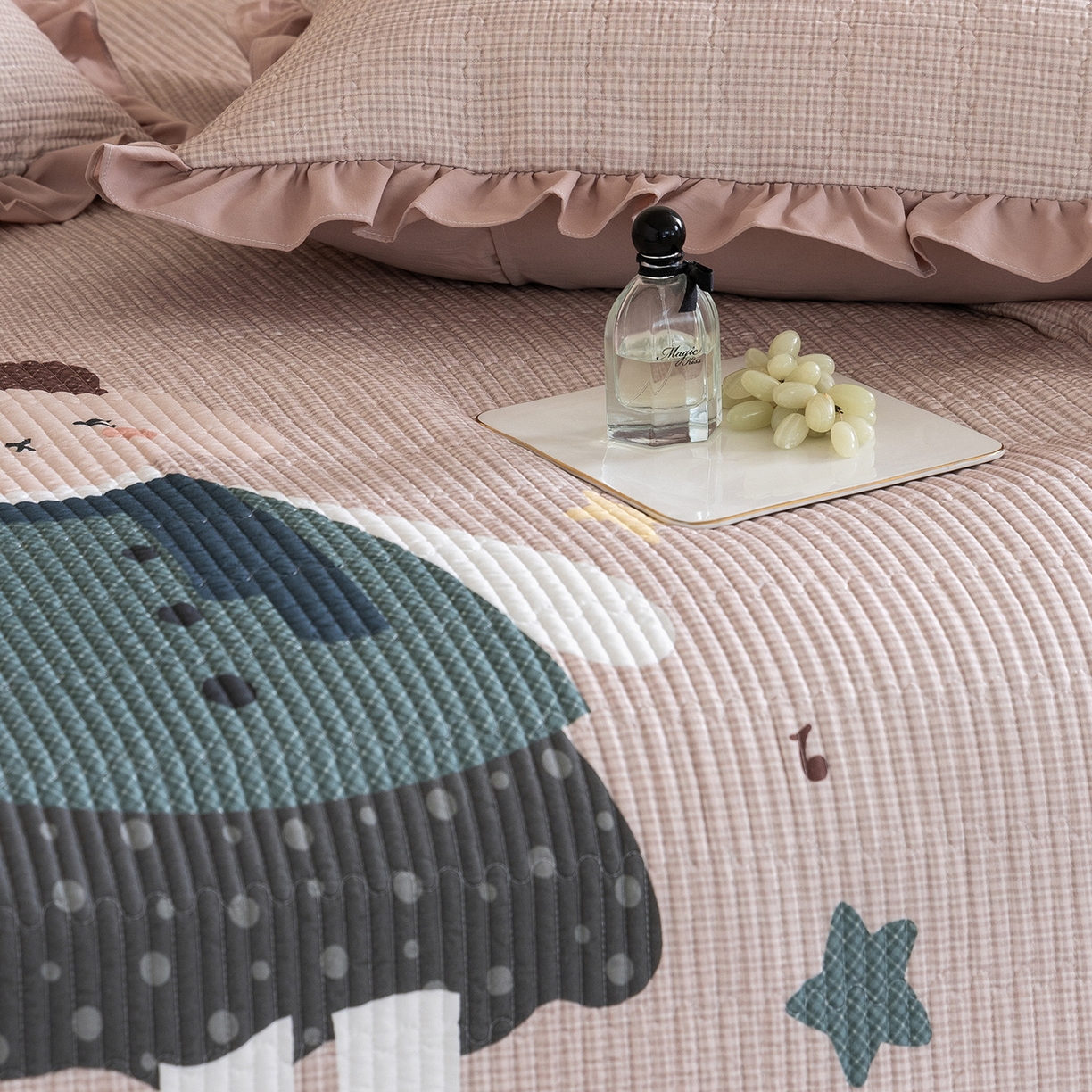 91家纺网 家纺一手货源 找家纺 立奥被业 2026新品古法水洗棉夏被仿棉大版床盖防棉大版夏被 童梦粉