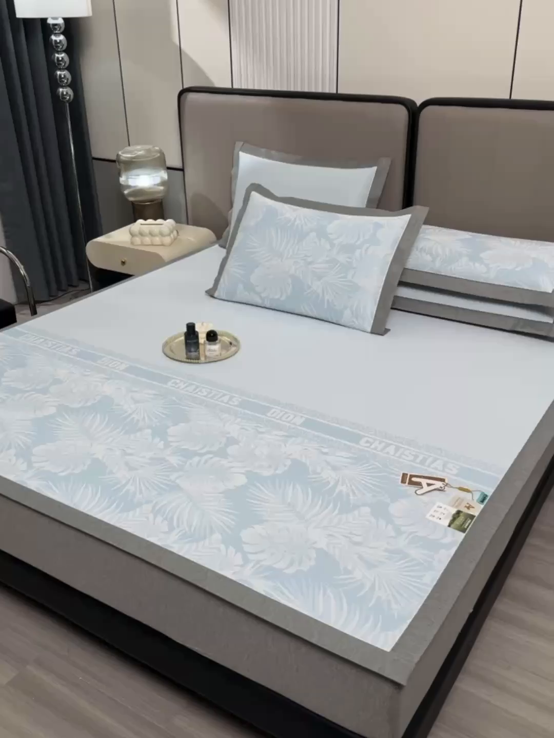 91家纺网 家纺一手货源 找家纺 小牛席业 2026新款PE半定位大提花凉感冰丝系列 蓝色