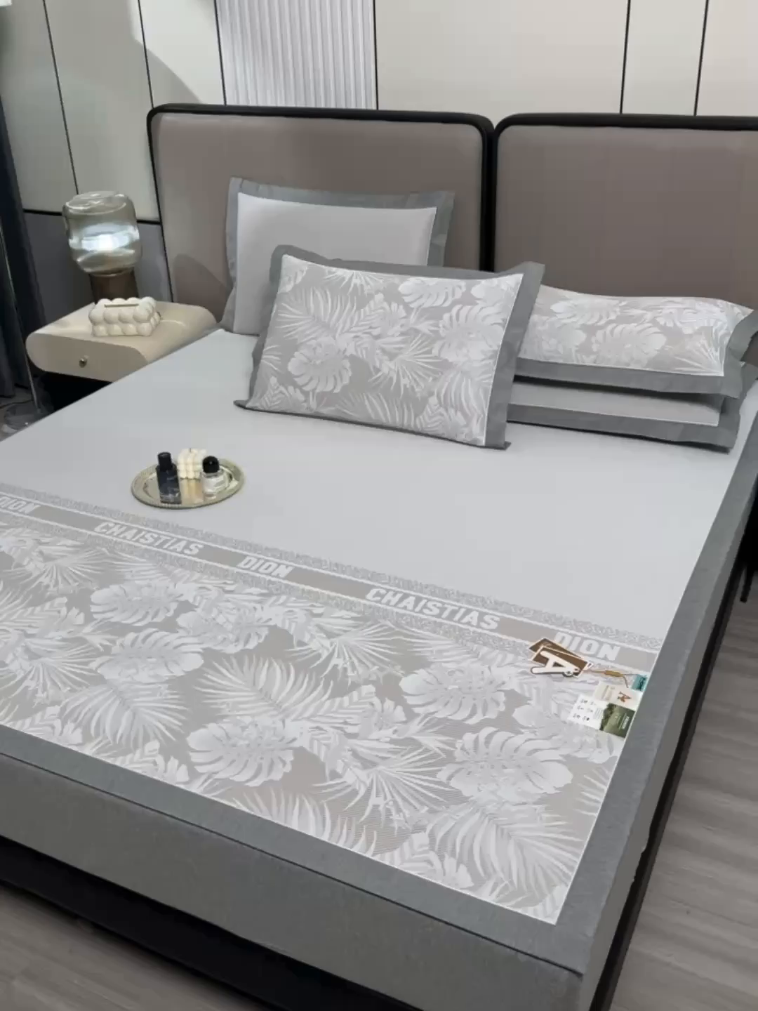 91家纺网 家纺一手货源 找家纺 小牛席业 2026新款PE半定位大提花凉感冰丝系列 香槟