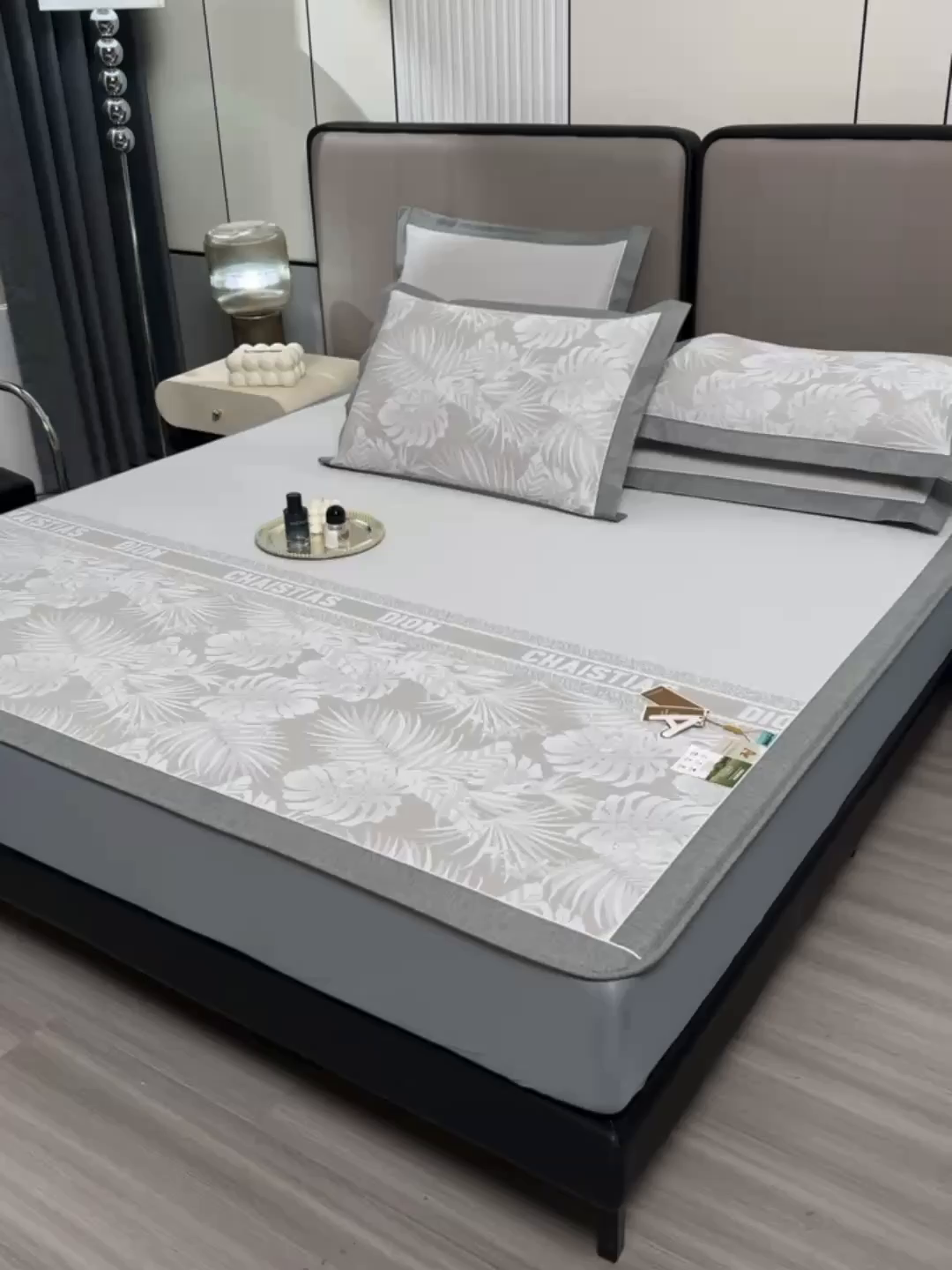 91家纺网 家纺一手货源 找家纺 小牛席业 2026新款PE半定位大提花凉感冰丝系列（床笠款） 香槟