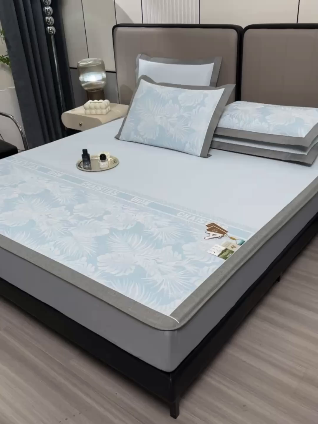 91家纺网 家纺一手货源 找家纺 小牛席业 2026新款PE半定位大提花凉感冰丝系列（床笠款） 浅蓝