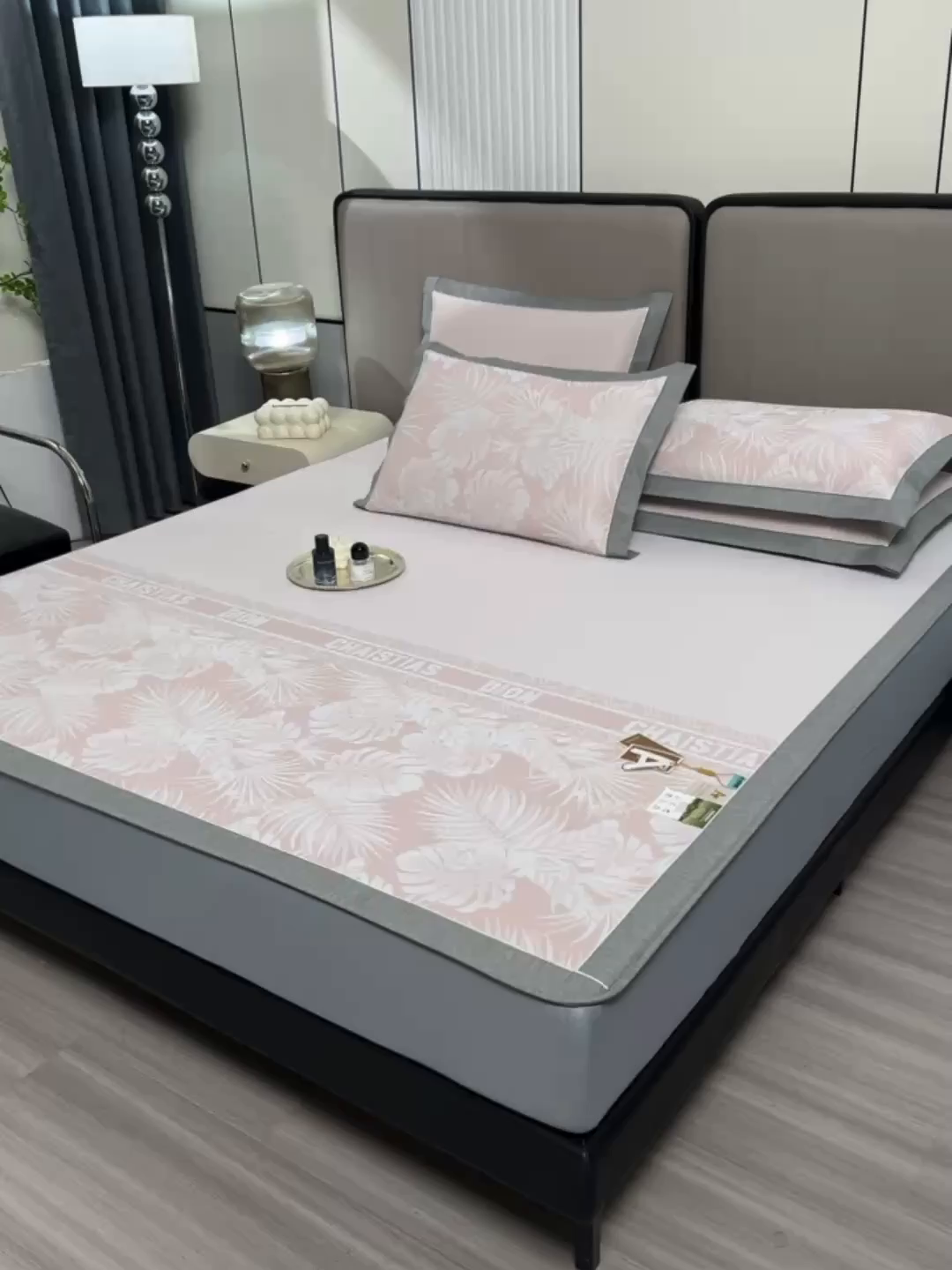 91家纺网 家纺一手货源 找家纺 小牛席业 2026新款PE半定位大提花凉感冰丝系列（床笠款） 粉色