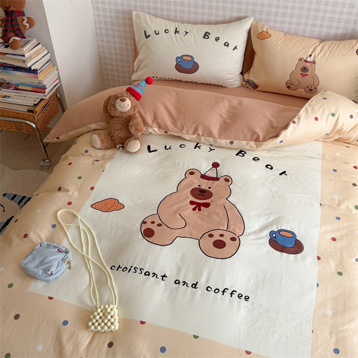 91家纺网 家纺一手货源 找家纺 暖生活 2026新款全棉大版双层纱贴布绣四件套 波点胖熊