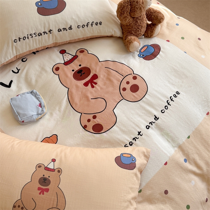 91家纺网 家纺一手货源 找家纺 暖生活 2026新款全棉大版双层纱贴布绣四件套 波点胖熊