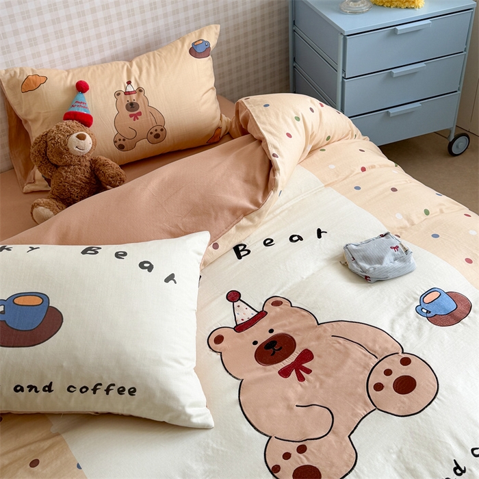 91家纺网 家纺一手货源 找家纺 暖生活 2026新款全棉大版双层纱贴布绣四件套 波点胖熊