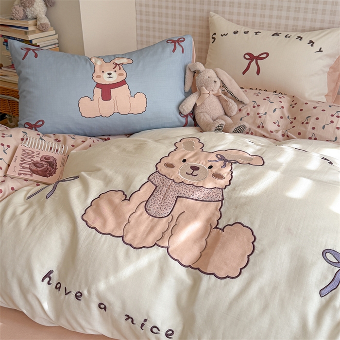 91家纺网 家纺一手货源 找家纺 暖生活 2026新款全棉大版双层纱贴布绣四件套 樱桃甜兔