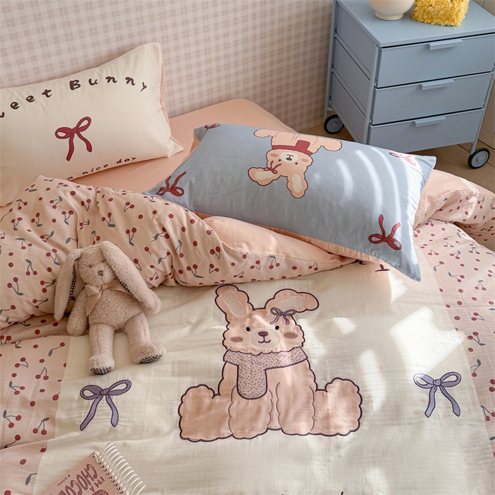 91家纺网 家纺一手货源 找家纺 暖生活 2026新款全棉大版双层纱贴布绣四件套 樱桃甜兔