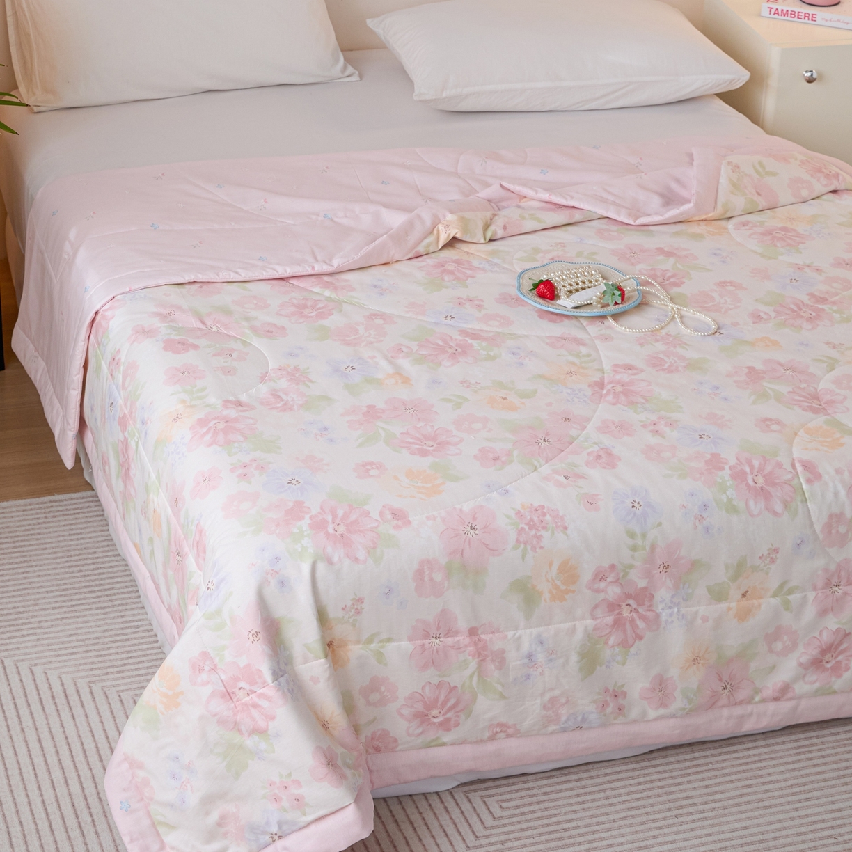 91家纺网 家纺一手货源 找家纺 亿莱鑫 2026春夏新款全棉水洗印花夏被夏凉被空调被 梦幻花园